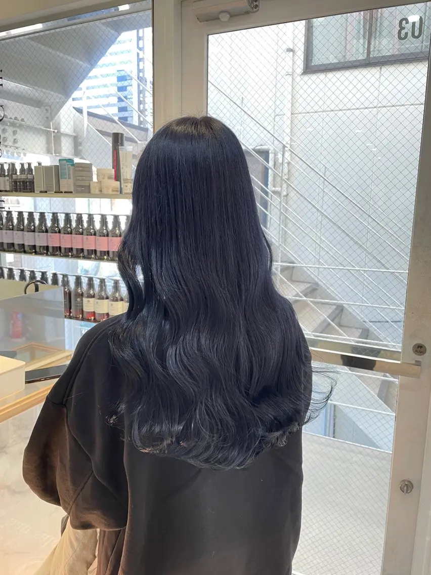 ロング カラー ヘアアレンジ 黒髪 ブリーチ ブルーカラー ブルーブラック 透明感カラー ヘアカラー トリートメント ヘッドスパ ヘアセット 艶カラー✨縮毛矯正✨ 翁長孝輔のヘアスタイル