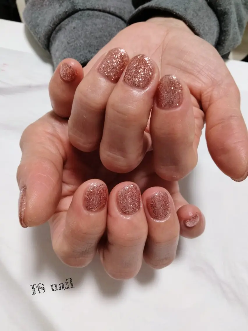 ネイル ゴールド ラメ(グリッター) ワンカラーネイル ピンク ハンドネイル I'S nail 佐野のネイルデザイン