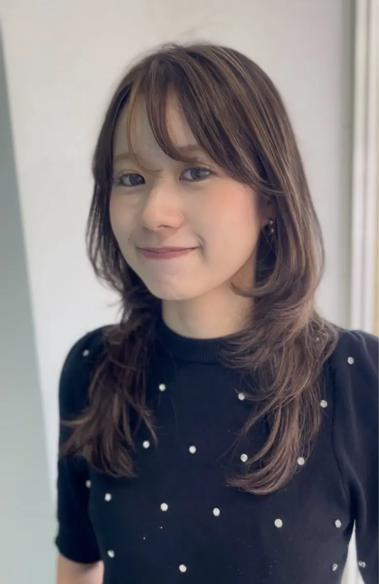 セミロング ハッシュカット レイヤーカット ヘアカラー 藤原 珠花のヘアスタイル
