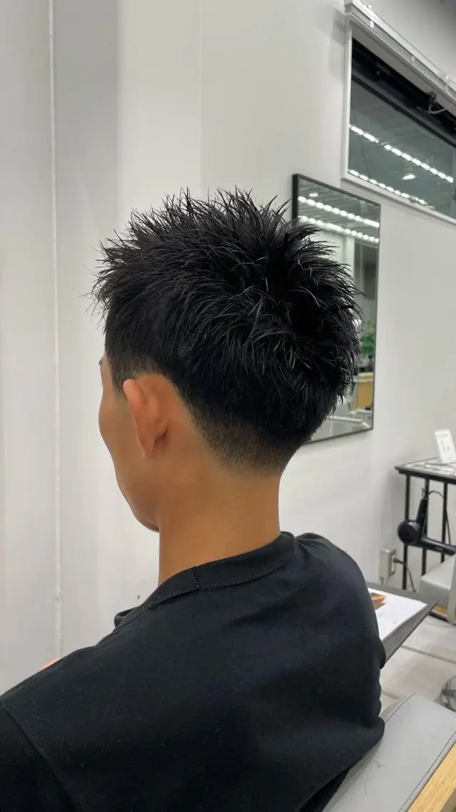 メンズ フェードカット スパイキーショート 丸岡 成穂のヘアスタイル
