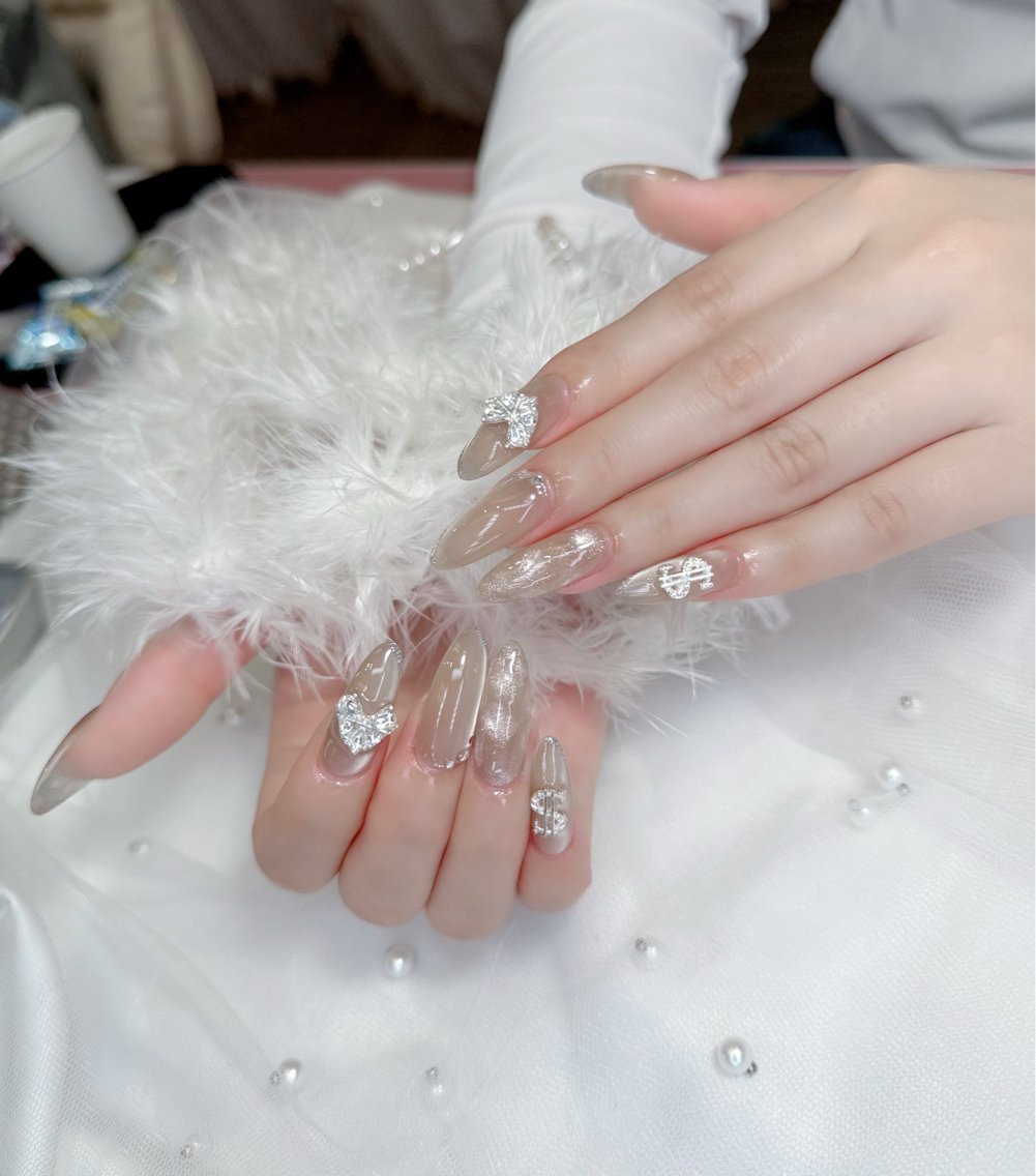 セミロング ハンドネイル Chann Channのネイルデザイン