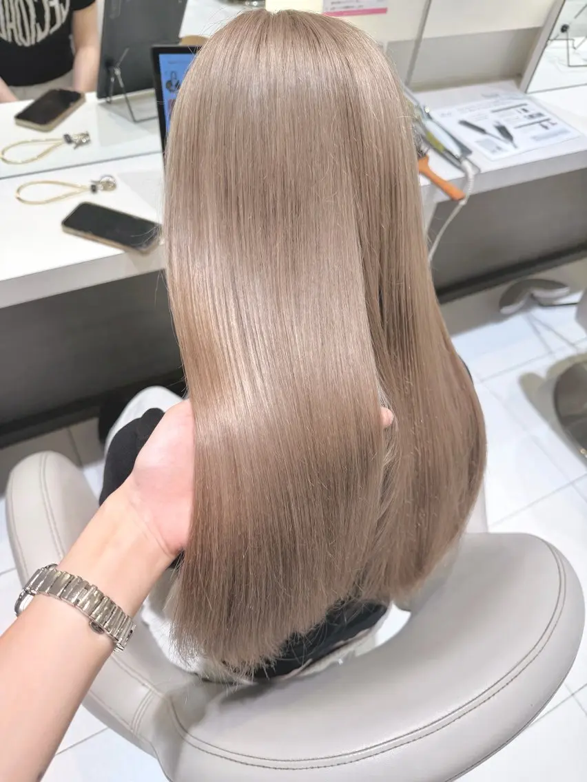 ロング カラー ベージュカラー ブリーチ ホワイトベージュ トリートメント ヘアカラー 合庭 柚のヘアスタイル