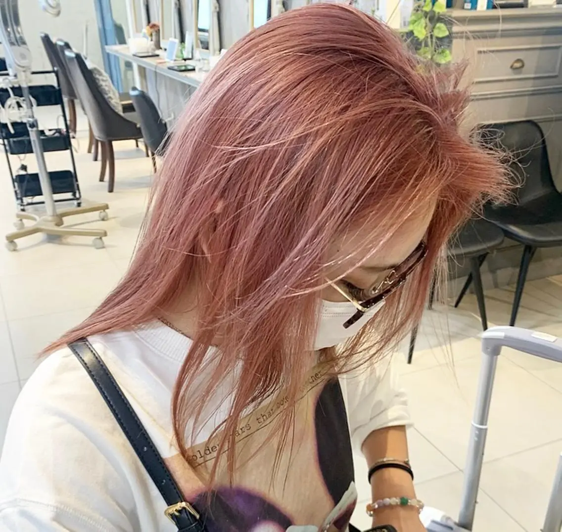 ミディアム カラー ブリーチ ピンクカラー トリートメント ヘアカラー トリートメント ハイトーン🤍 古江 実夢のヘアスタイル