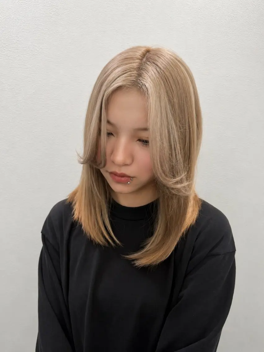 セミロング カラー ベージュカラー ブリーチ ブラウンカラー ミルクティーベージュ ヘアカラー ハイトーン🪼派手髪 mahoのヘアスタイル