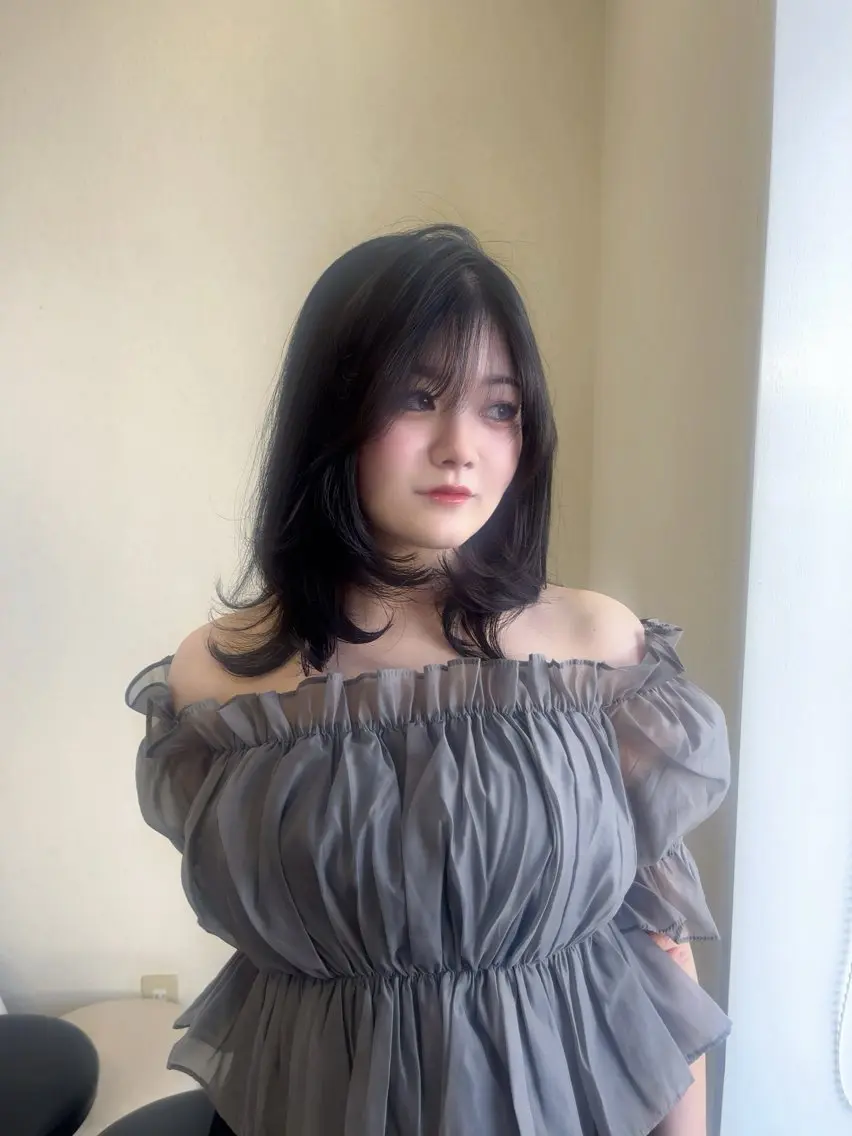 ミディアム カット 喜屋武 美月のヘアスタイル