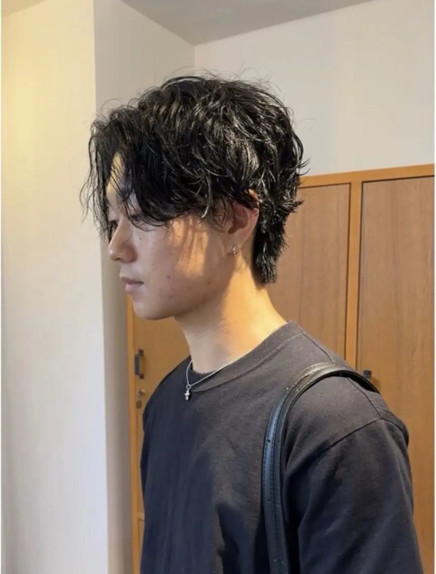 パーマ メンズ メンズブリーチ センターパート メンズハイトーン カルマパーマ メンズ韓国風 カット パーマ 似合わせメンズカット ブリーチ/ウルフ/栄のヘアスタイル