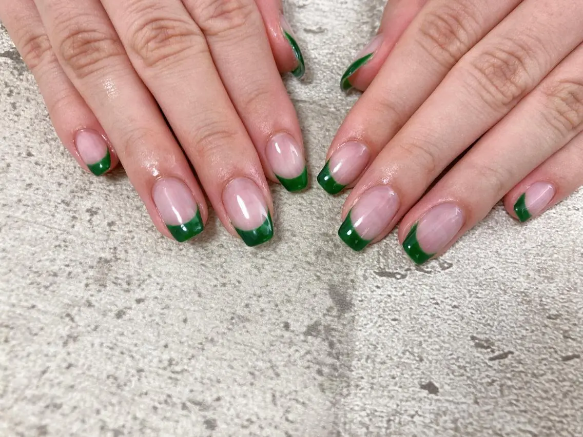 ネイル フレンチネイル グリーン mogunail &blowのネイルデザイン