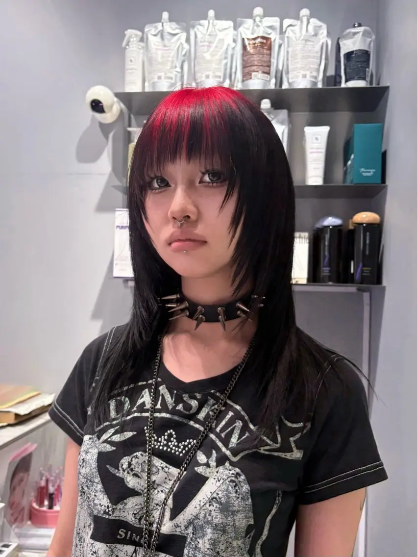 ミディアム カラー レイヤーカット シャギー カット ヘアカラー トリートメント NANA🦖 ハイトーンデザインのヘアスタイル
