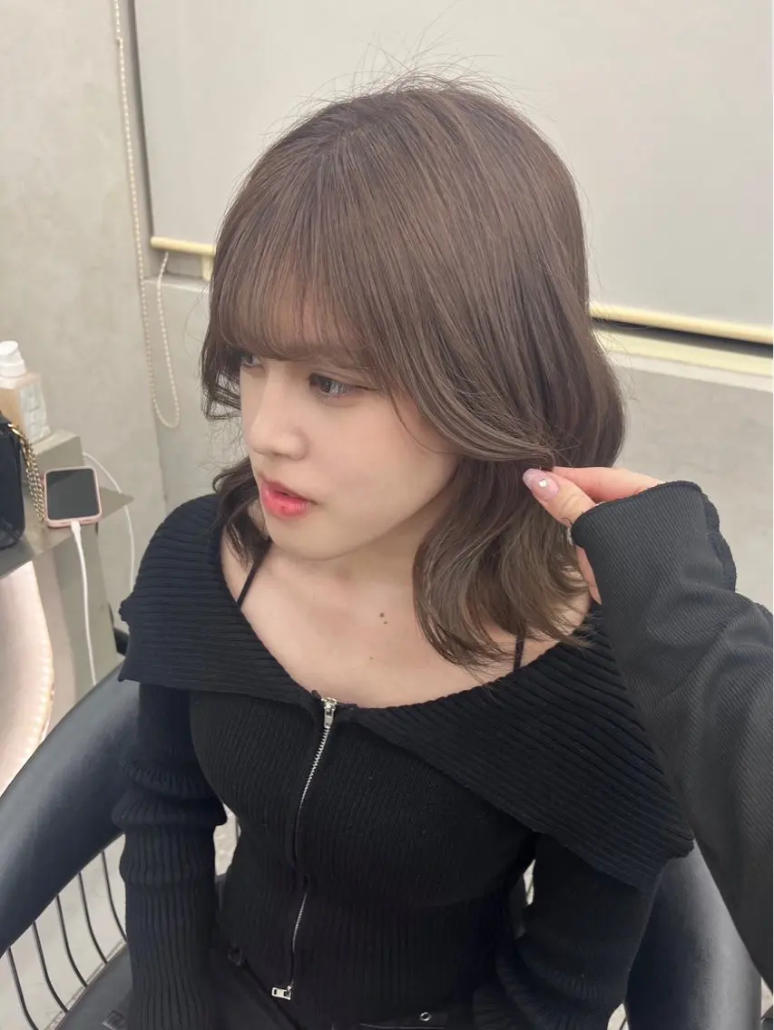 ミディアム カラー ヘアアレンジ グレージュ くびれヘア yui🎀ブリーチ なしベージュ／博多のヘアスタイル