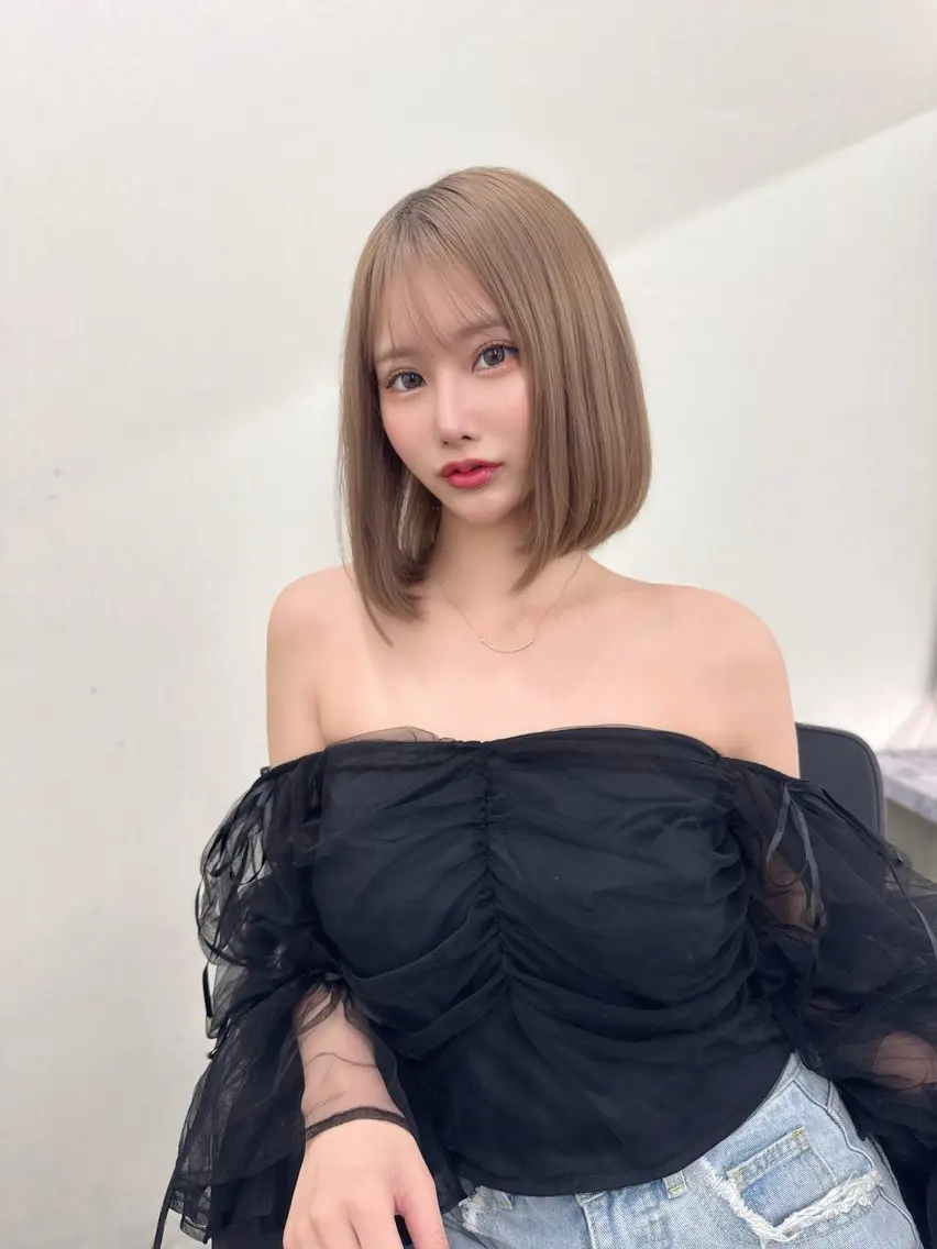 ミディアム カラー ベージュカラー ブリーチ 透明感カラー ハイトーンカラー ミルクティーベージュ カット ヘアカラー トリートメント インフルエンサー多数 担当YO-SUKEのヘアスタイル