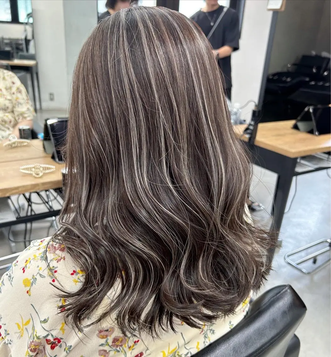 ミディアム カラー グレージュ ハイライトカラー ハイライト トリートメント RYOSUKE ハイトーンのヘアスタイル