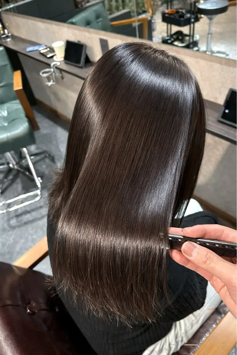 ミディアム ミディアムパーマ 顔周りカット ハイライト 髪質改善 レイヤーカット ravens デザインカラーのヘアスタイル