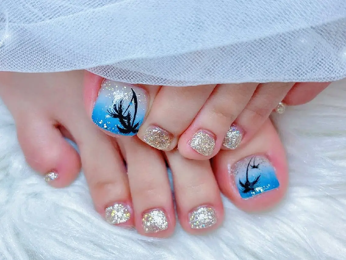 ネイル フットネイル ジェルネイル キラキラネイル ラメ(グリッター) ニュアンスネイル Chouette Nailのネイルデザイン