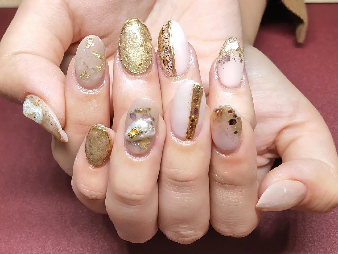 セミロング ネイル 長さ出し ジェルネイル ゴールド ニュアンスネイル スカルプネイル T&A nailのネイルデザイン