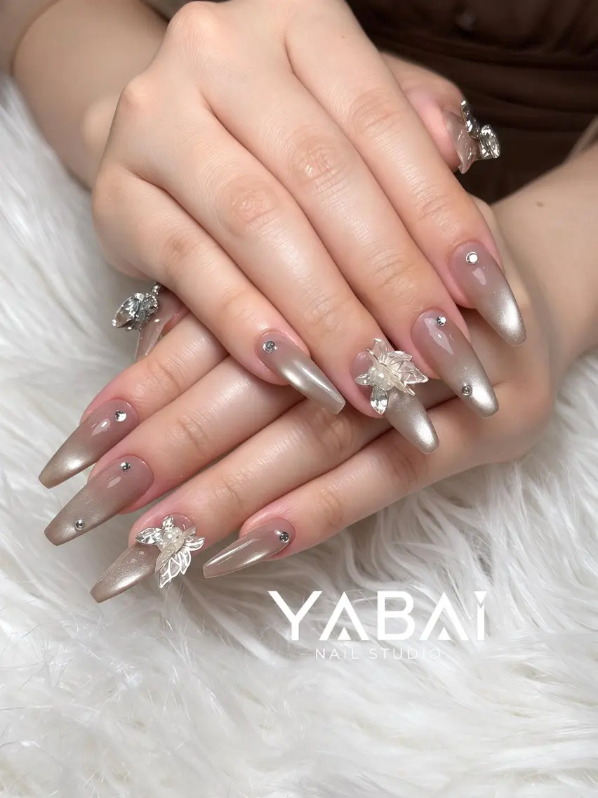 ネイル ブラウン フラワーネイル ラメ(グリッター) マグネットネイル シルバー ハンドネイル YABAI NailStudioのネイルデザイン