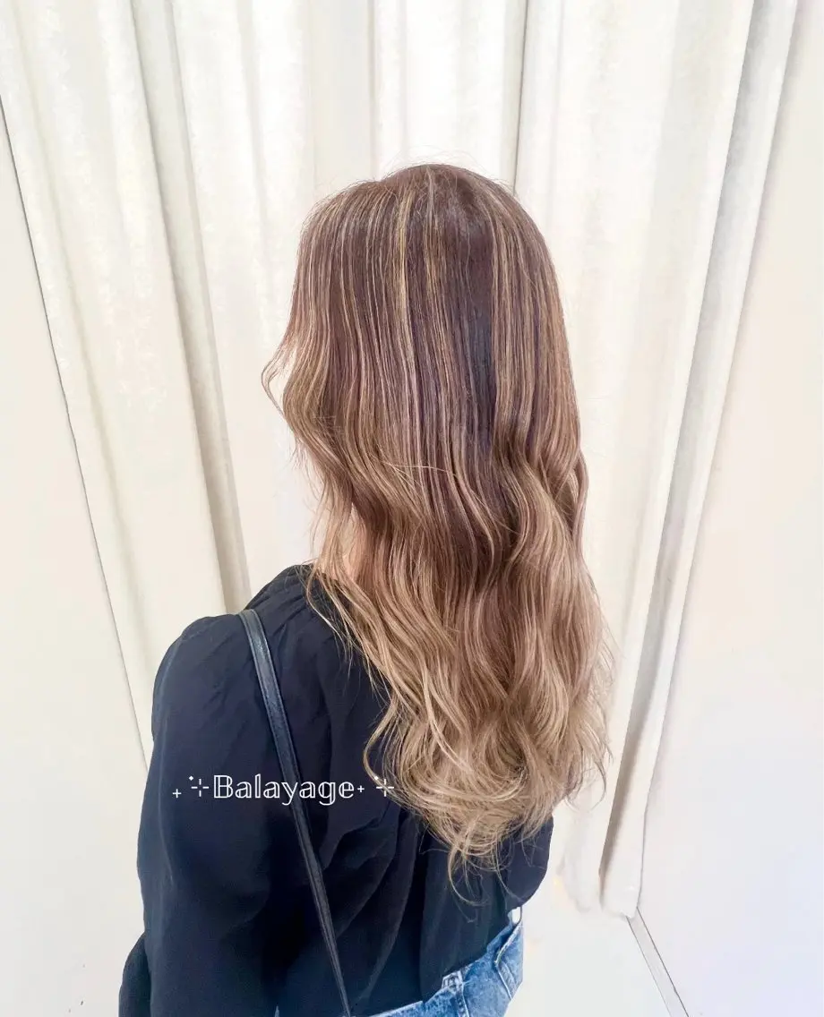 ロング カラー バレイヤージュ ベージュカラー ハイライトカラー ハイライト レイヤーカット ヘアカラー LiTA 友田未来のヘアスタイル
