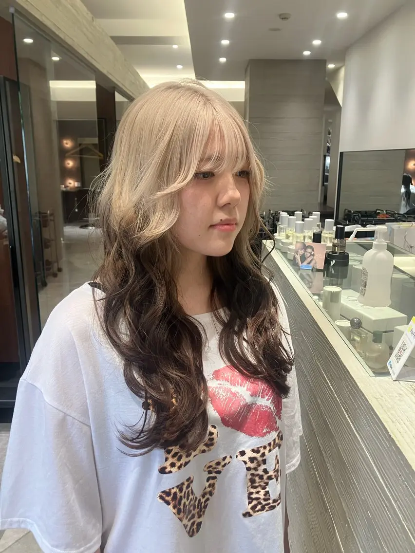 ロング カラー ロングレイヤー レイヤーカット ロング サキ🤍ハイトーン 🩰くびれ巻きヘアのヘアスタイル