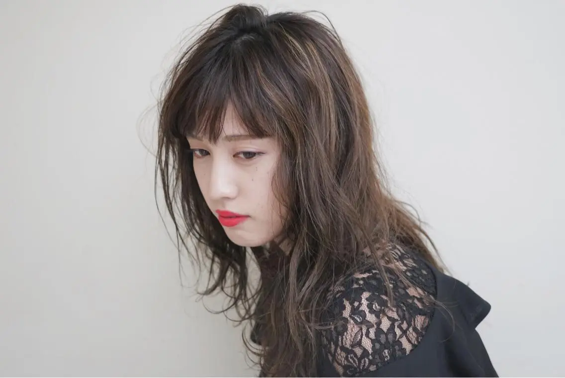 セミロング カラー ハイライトカラー ハイライト レイヤーカット ウルフカット レイヤーカット上柿のヘアスタイル