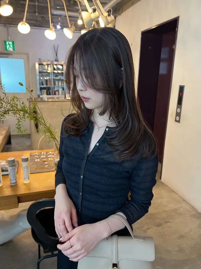 ミディアム カット ヘッドスパ kotoko 透け感カラーのヘアスタイル