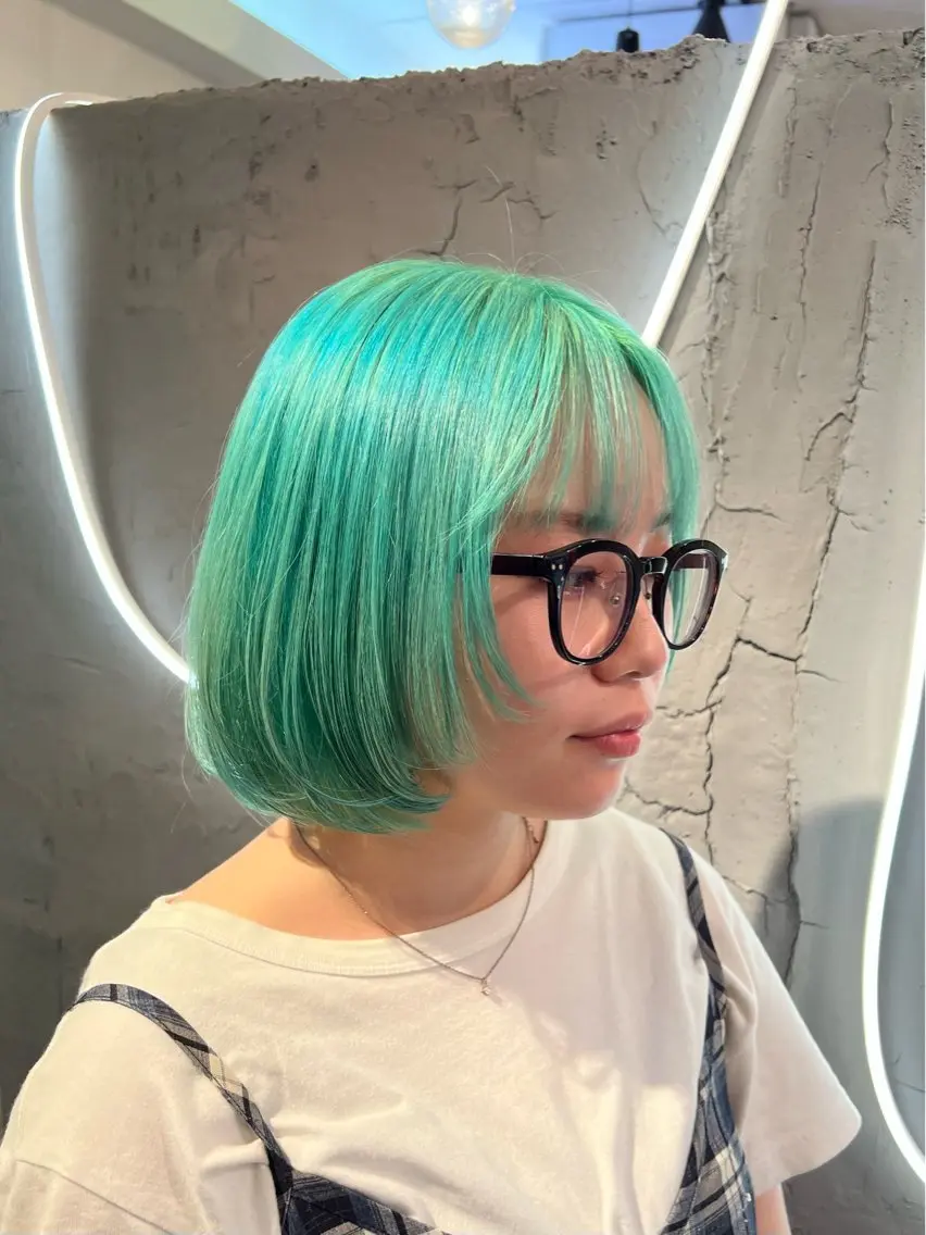 ショート カラー ブリーチ 透明感カラー デザインカラー エメラルドグリーン ハイトーンカラー カット ヘアカラー トリートメント いぐちしょうた🫧 VISAGEbaskのヘアスタイル