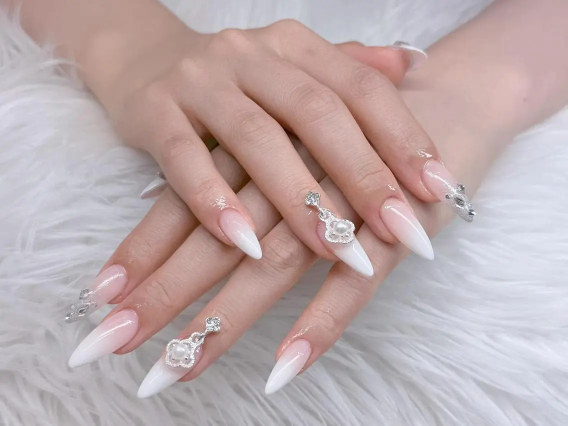 ネイル クリアネイル 韓国ネイル ロングネイル 持ち込み シルバー Melia Nail Nambaのネイルデザイン