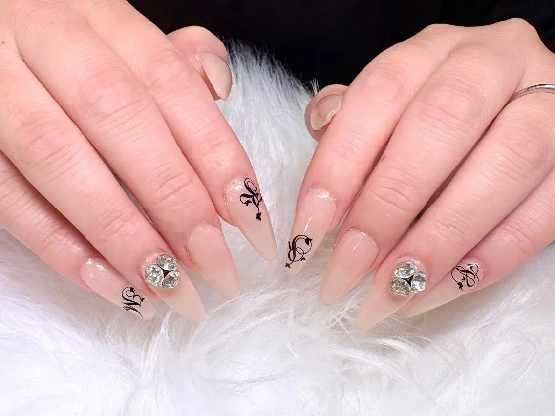 ネイル ワンカラーネイル シンプルネイル ストーンネイル ハンドネイル Nailsalon Dahliaのネイルデザイン