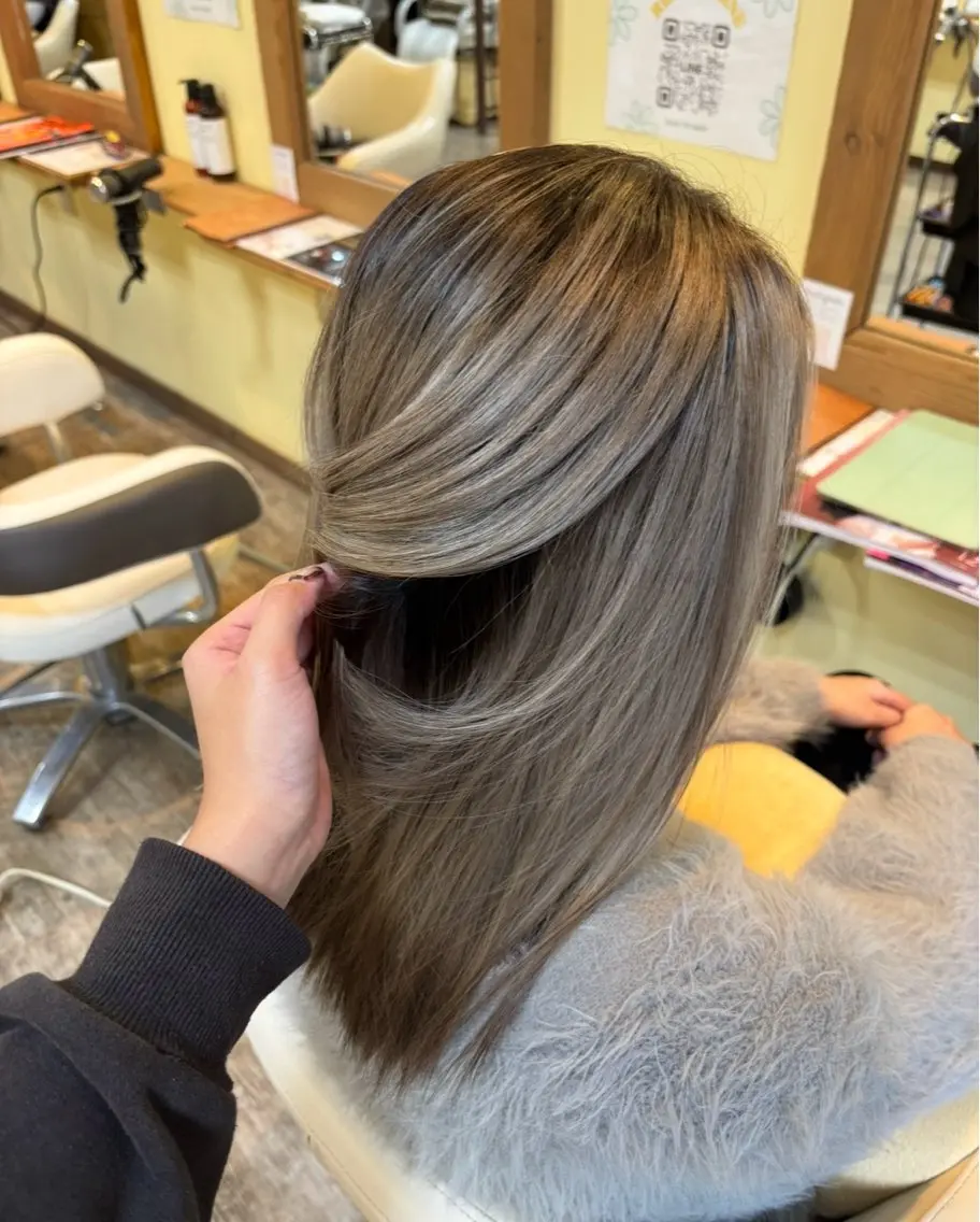 カラー ロング バレイヤージュ ブリーチ グラデーションカラー レイヤーカット ヘアカラー 鶴島 凜のヘアスタイル