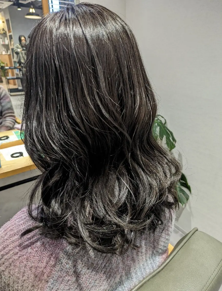 セミロング ヘアアレンジ カラー アッシュ アッシュブラウン ブラウンカラー オリーブアッシュ カット ヘアカラー 小國 綾かのヘアスタイル
