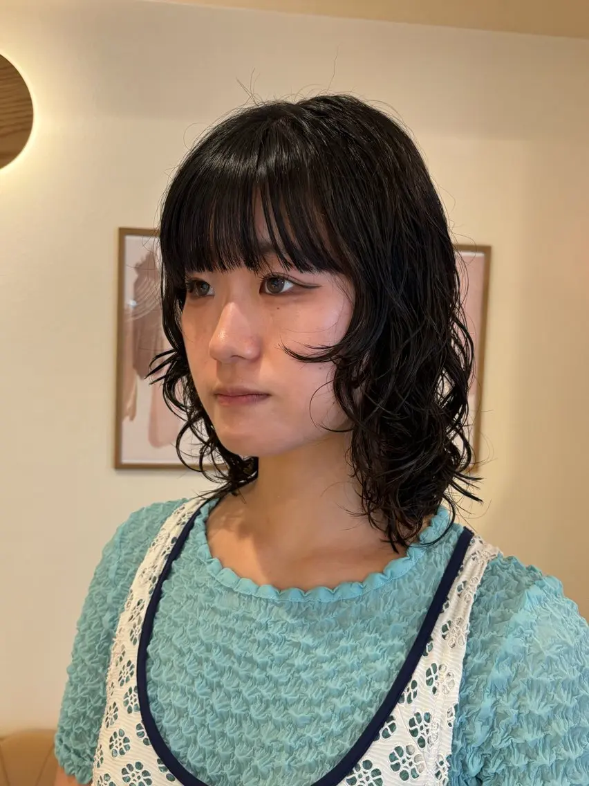 ミディアム パーマ ミディアムパーマ レイヤーカット カット パーマ シンバヒナノ/パーマ レイヤー/髪質改善のヘアスタイル