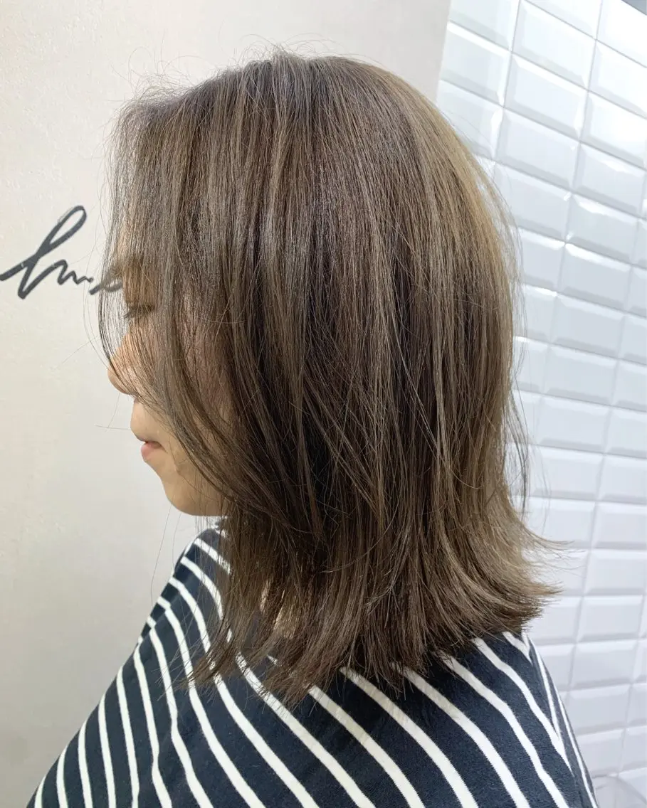 ミディアム カラー ブリーチ グレージュ ブリーチなしカラー hubhair レイヤー/透明感のヘアスタイル