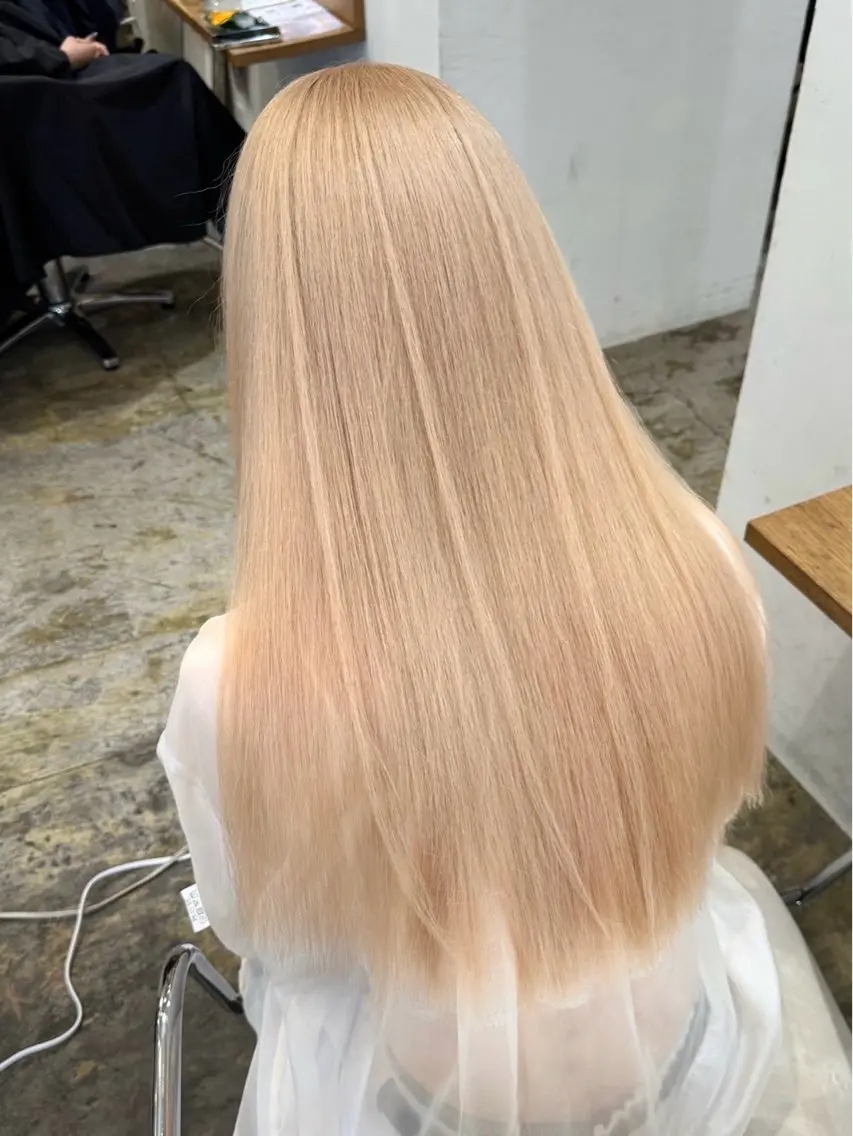 ロング ヘアカラー miyu カット・ハイトーンのヘアスタイル