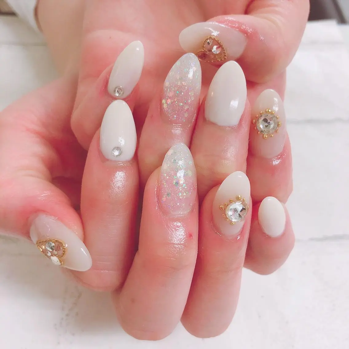 ネイル アートネイル ハート スカルプネイル ストーンネイル ホワイト ono megumiのネイルデザイン