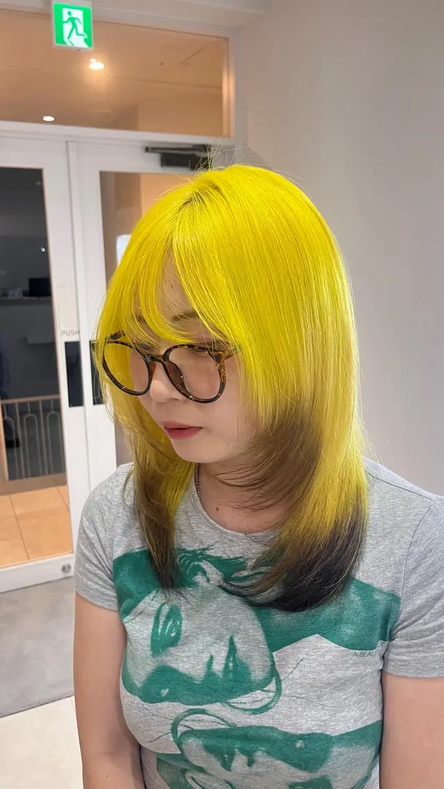 セミロング イエローカラー ヘアカラー 橋本 保奈美のヘアスタイル