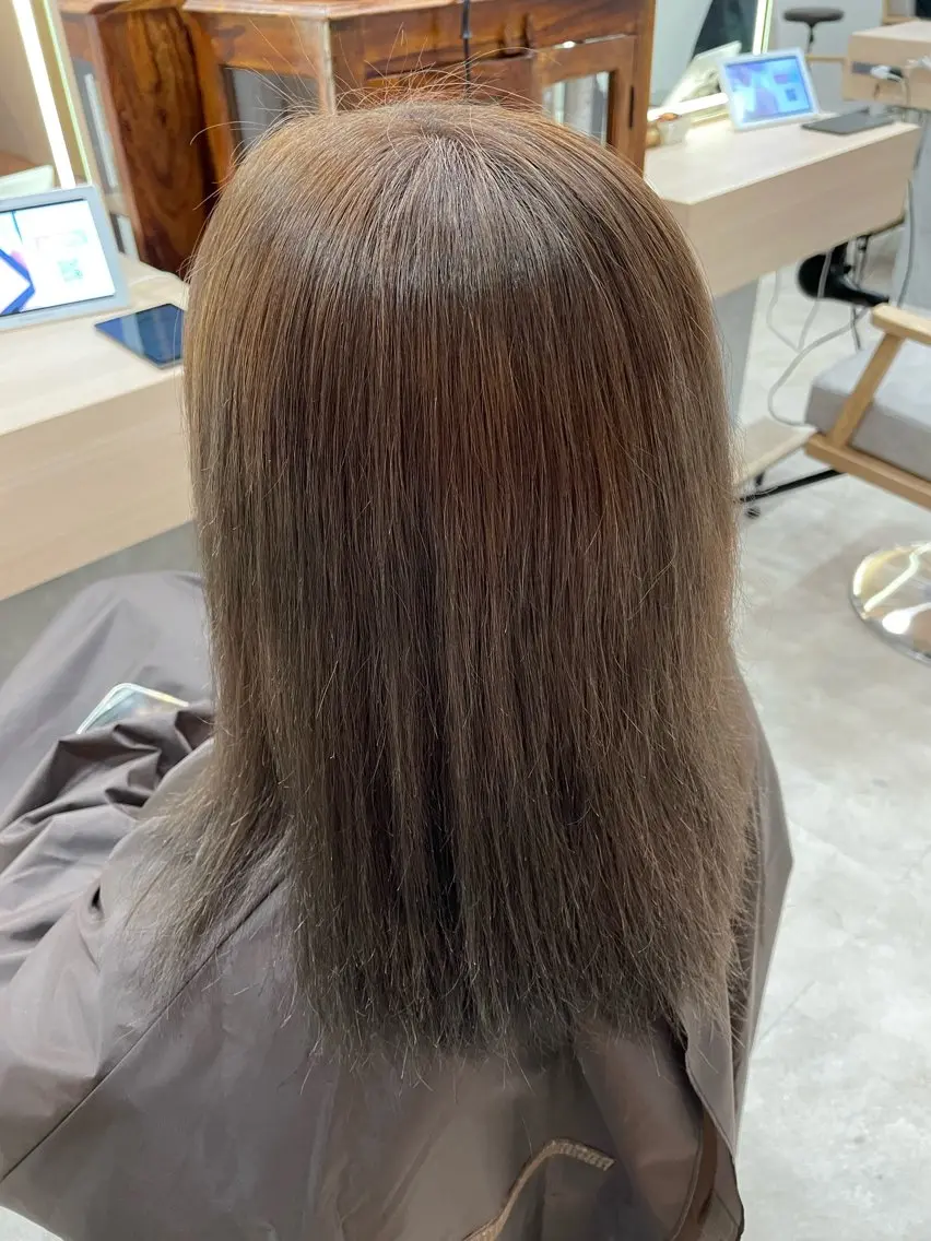セミロング カラー ブリーチ グレージュ ☁️ natsuki☁️のヘアスタイル