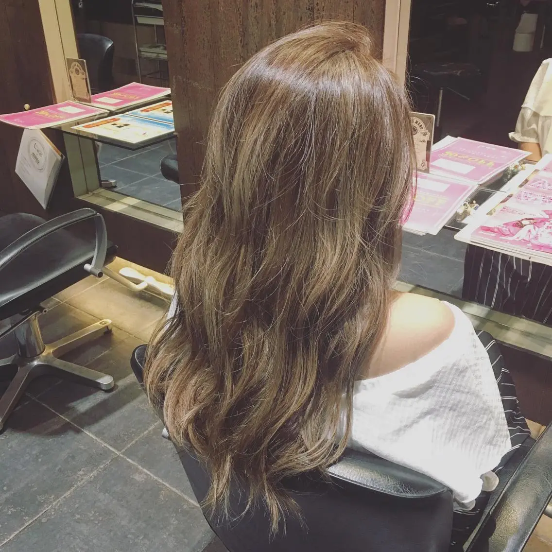 セミロング カラー ヘアアレンジ アッシュ ベージュカラー ハイライトカラー ハイライト Lee東三国 店長 谷辻誠志のヘアスタイル