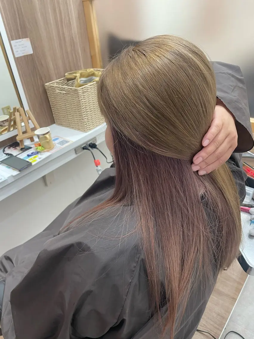 ロング カラー ベージュカラー ブリーチ インナーカラー レッドカラー 葭葉 久美子のヘアスタイル