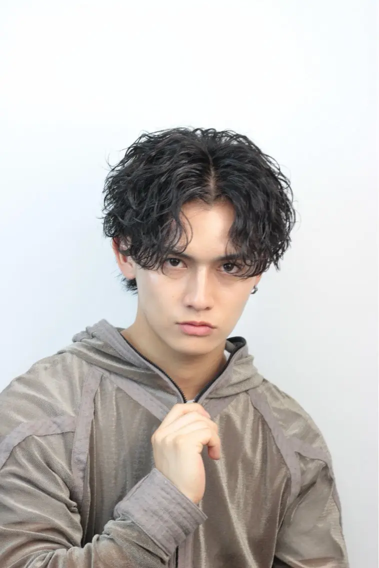 ミディアム パーマ ヘアアレンジ メンズ ミディアムパーマ メンズパーマ メンズツイストパーマ 波巻きパーマ ツイストパーマ カット パーマ トリートメント ヘッドスパ ヘアセット 🔥ニュアンス フェザー小林海斗🔥のヘアスタイル
