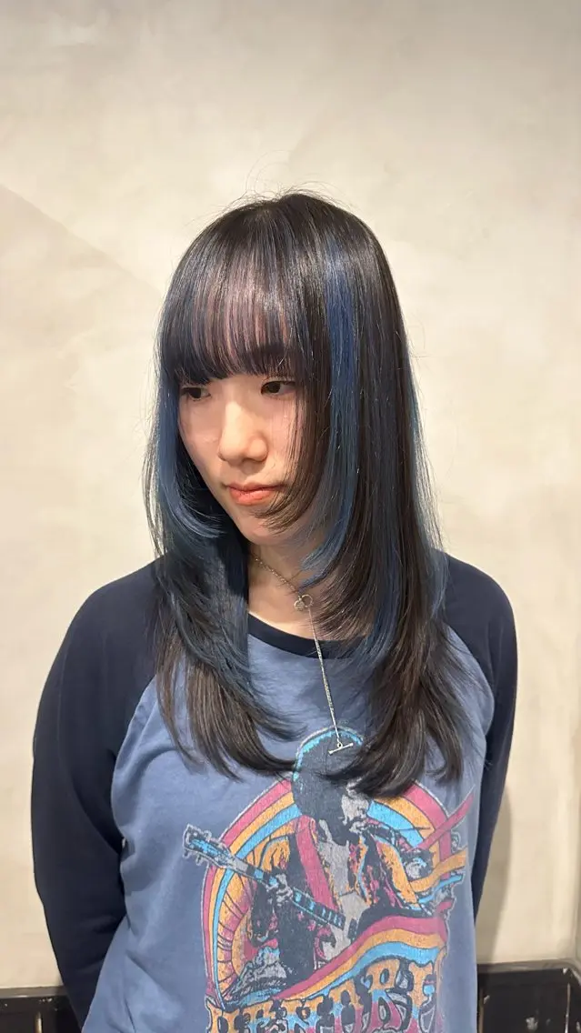 ロング カラー ブルーカラー デザインカラー ハイライトカラー インナーカラー ハイライト Yuki☺︎パーマ レイヤーカットのヘアスタイル