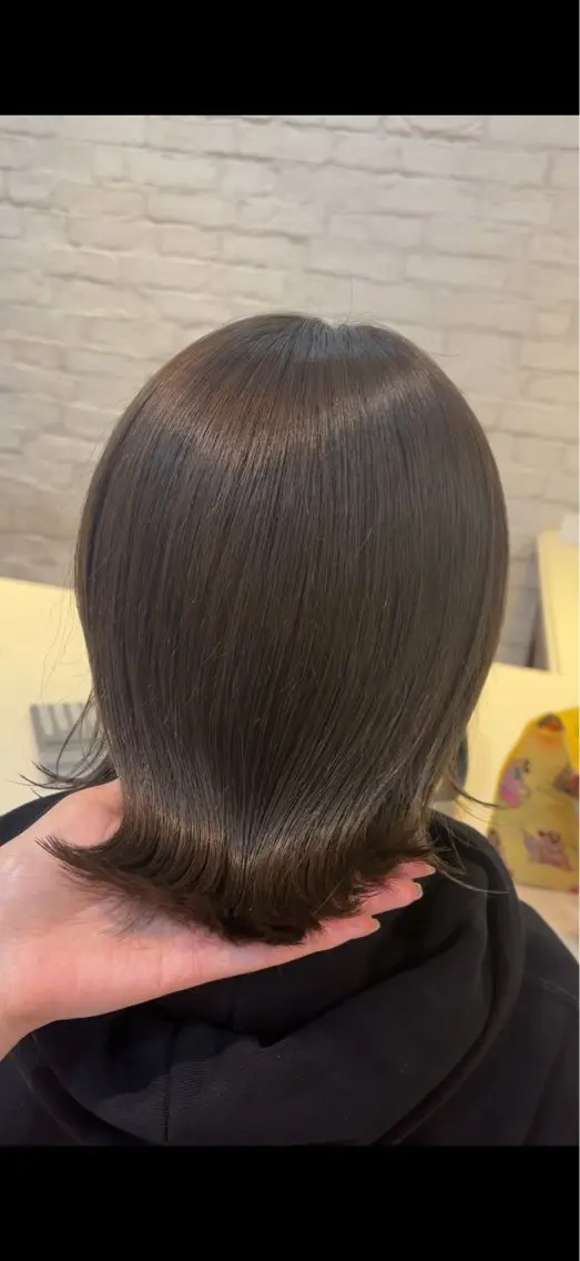ミディアム カラー 切りっぱなしボブ グレージュ オリーブカラー オリーブグレージュ オリーブグレー カット ヘアカラー トリートメント ご新規様限定 透明感カラーKANAのヘアスタイル