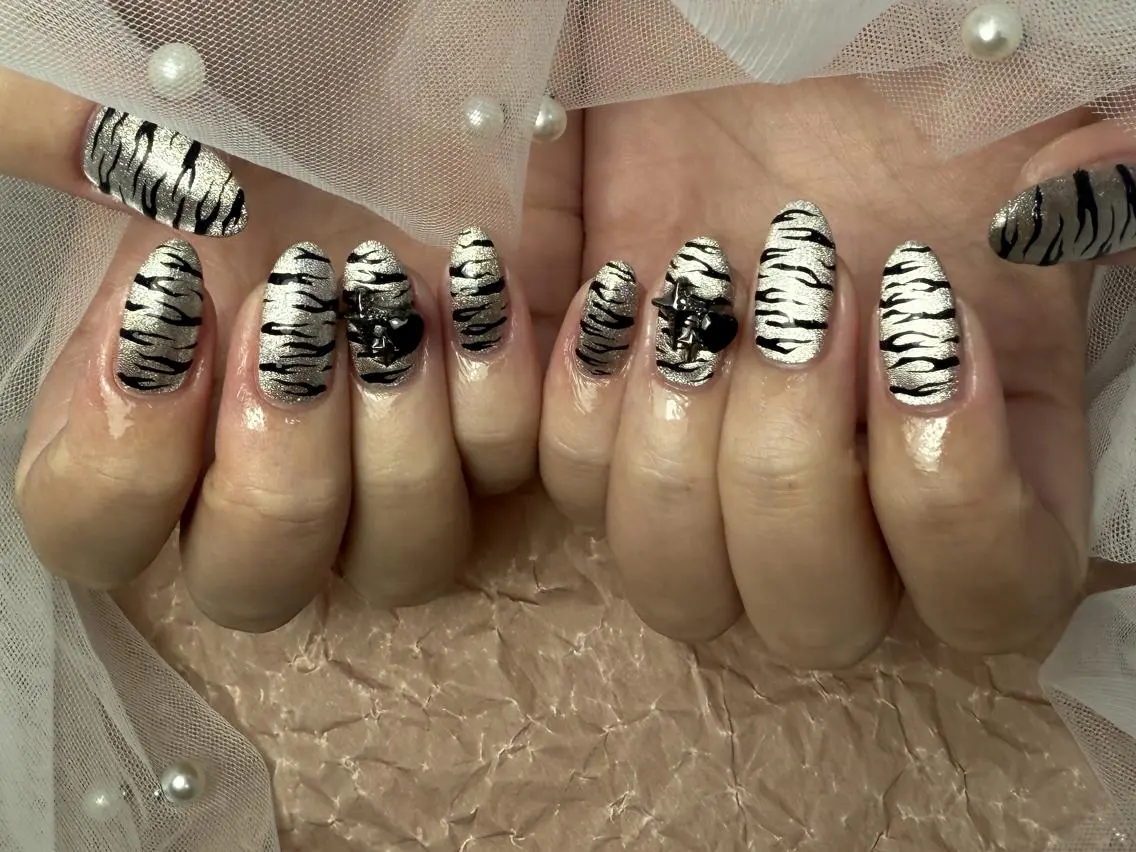 ネイル アニマル柄 シルバー ハンドネイル ToliyDeliy Nail Salonのネイルデザイン