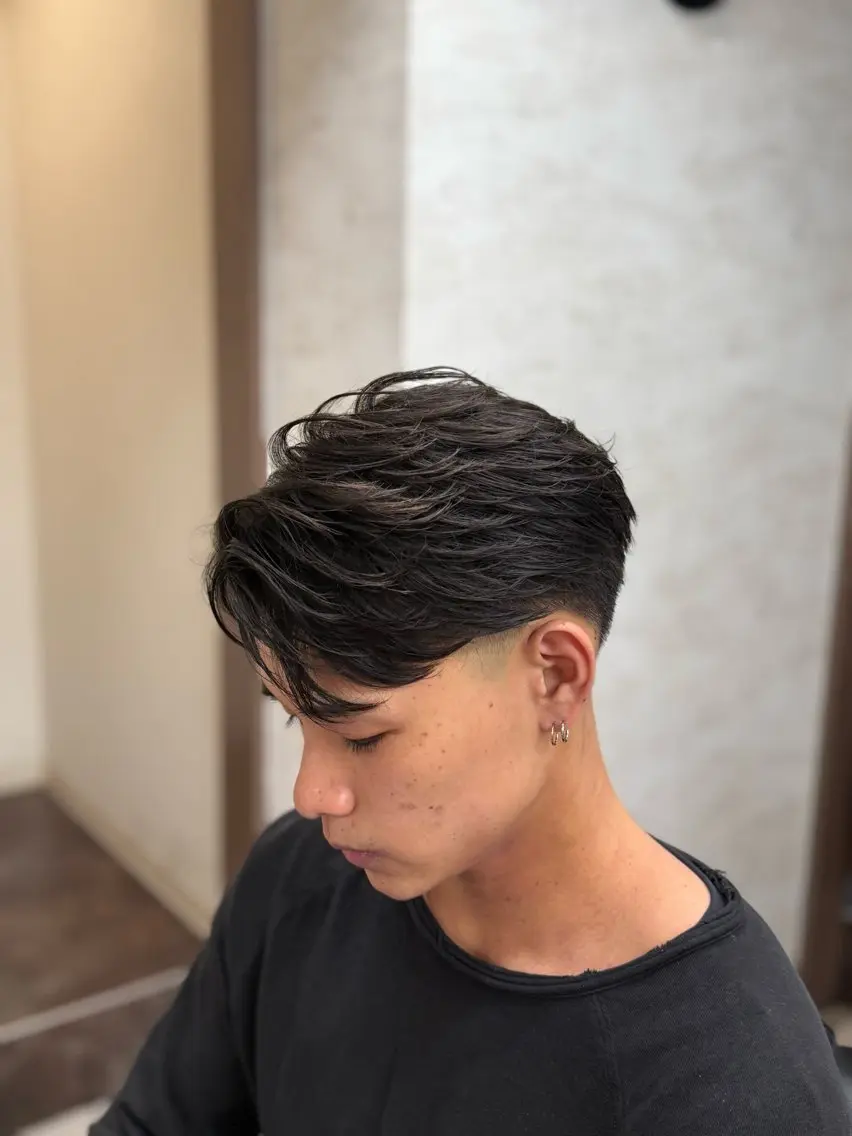 ショート メンズ センターパート フェードカット メンズパーマ 刈り上げ カット ヘアセット フルハタヒロト 六本木理容師のヘアスタイル