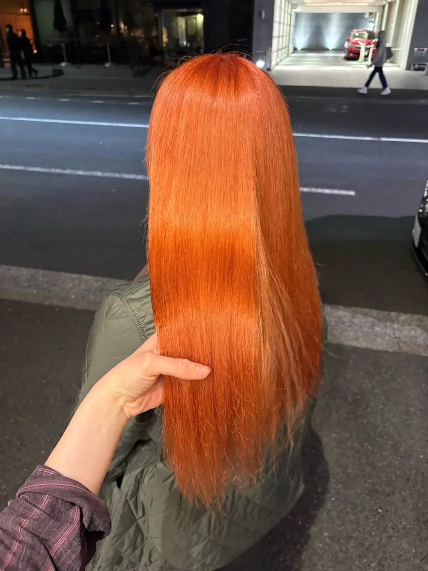 ロング カラー オレンジ ヘアカラー yiye shioriのヘアスタイル