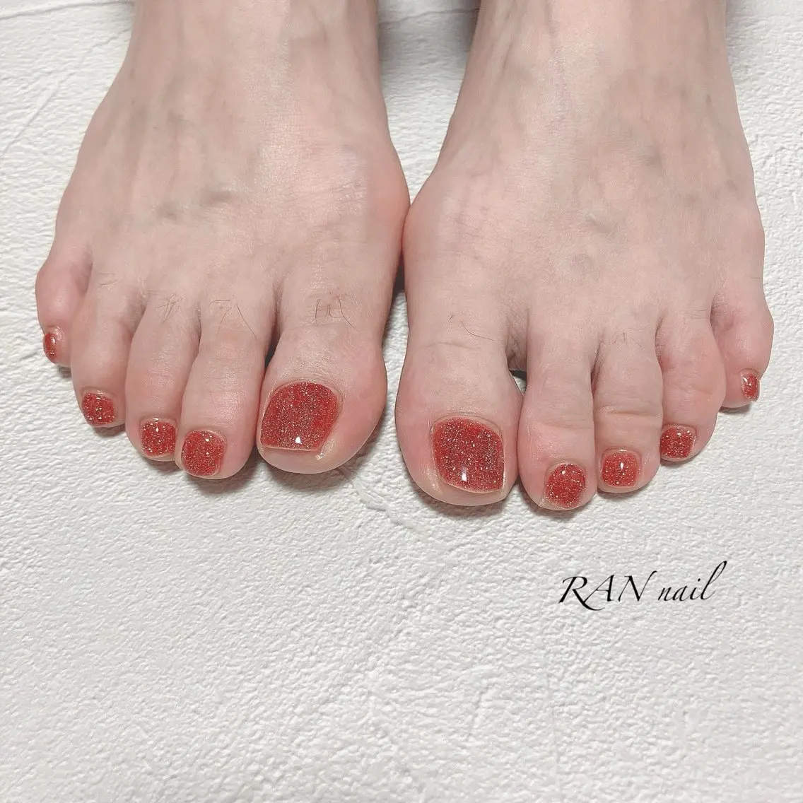 ネイル フットネイル キラキラネイル ワンカラーネイル 赤色 夏ネイル ハンドネイル フットネイル RAN nailのネイルデザイン