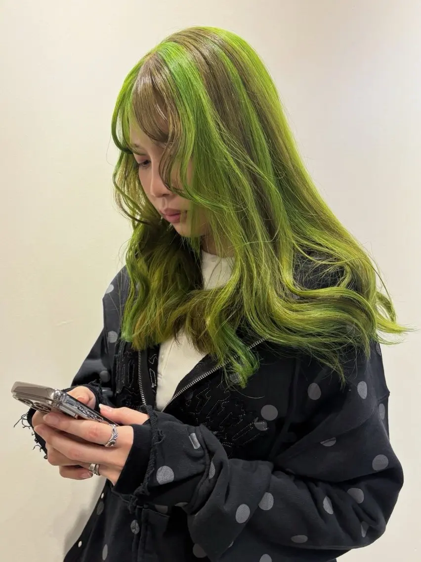 セミロング カラー ヘアカラー ヨシノ マナウのヘアスタイル
