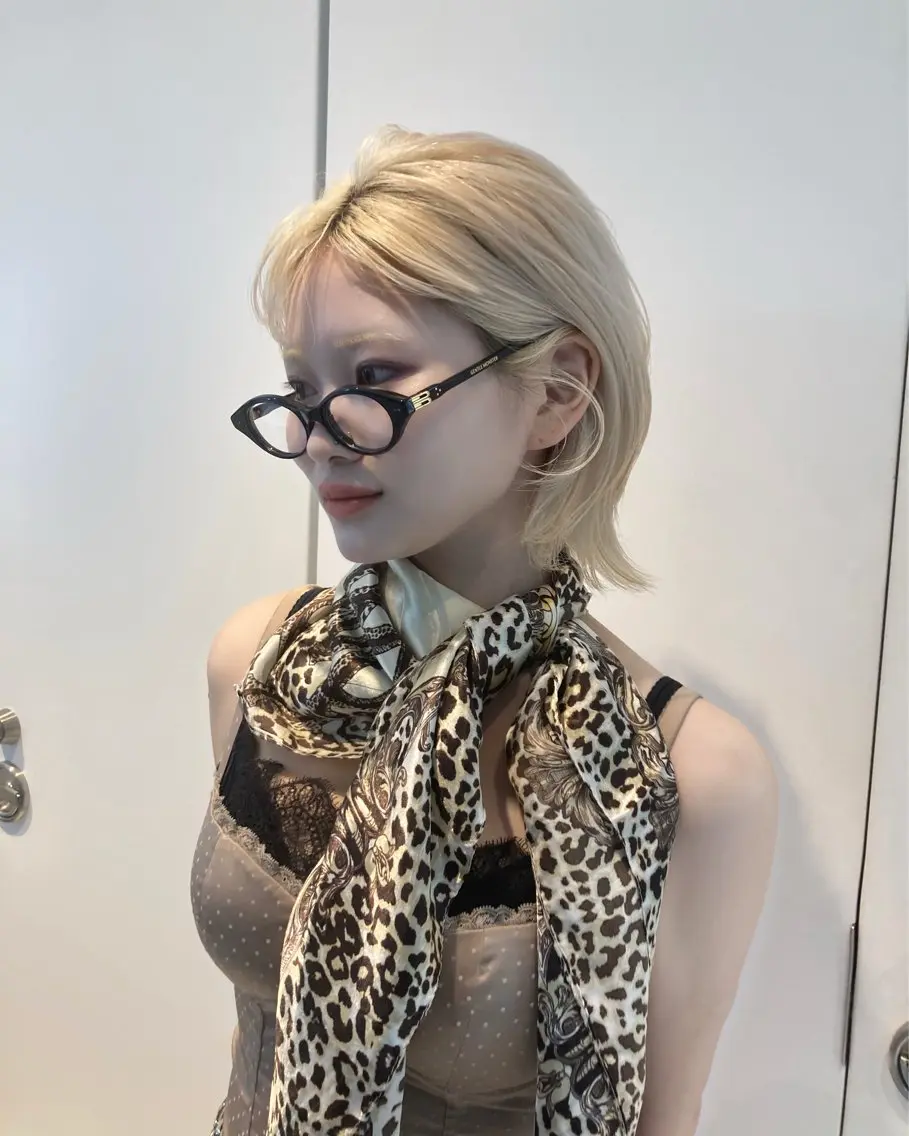 ショート ヘアカラー 𝐜𝐨𝐚 𝐦𝐨𝐦𝐨𝐞のヘアスタイル
