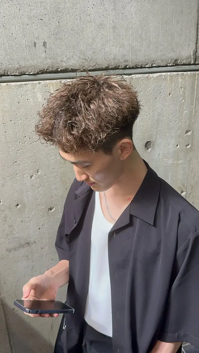 カラー パーマ メンズ スパイキーショート グレージュ 五十嵐 圭音のヘアスタイル