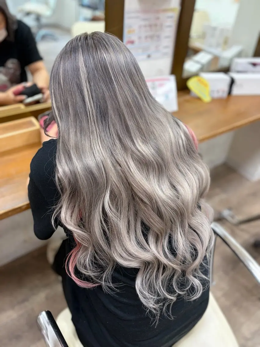 ロング カラー シルバー ヘアカラー エクステ 艶カラー🫧/シール エクステRYOKAのヘアスタイル