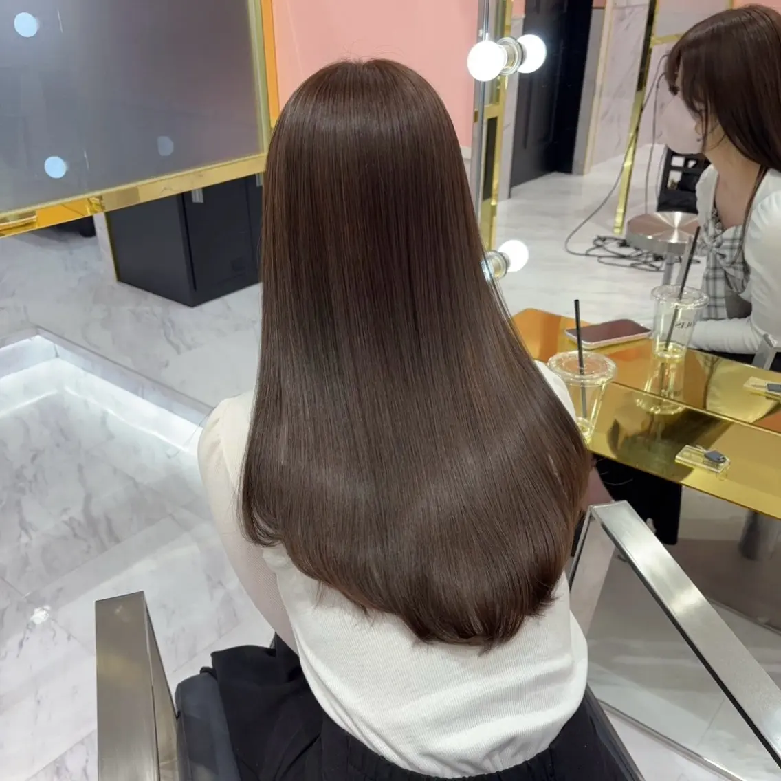 ロング カット ヘアカラー LOUIS しおりのヘアスタイル