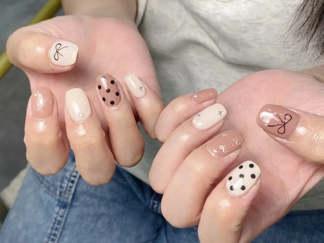 ネイル チークネイル フレンチネイル ジェルネイル ガーリー キラキラネイル ハンドネイル UM Nail Salonのネイルデザイン