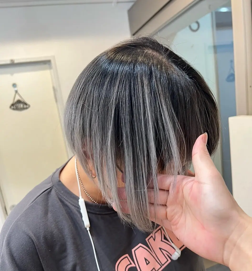 ショート カラー バレイヤージュ シルバー ホワイトシルバー レイヤーカット 指名数No.1 /NAOYAのヘアスタイル